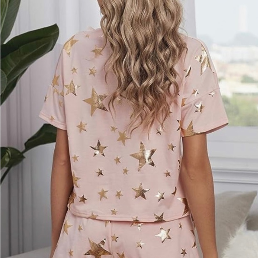 Size medium pink and gold printed star casual short and shirt set - Picture 3 of 6
